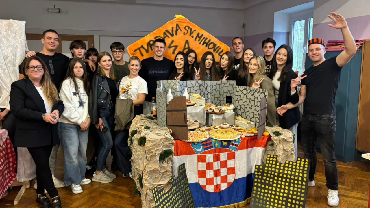 Učenici Ekonomske škole obilježili Dane kruha: Hranu odnijeli u Caritas kako bi bila podijeljena najpotrebitijima