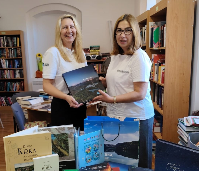 Povodom Mjeseca hrvatske knjige NP Krka donirala svoja izdanja skradinskoj knjižnici