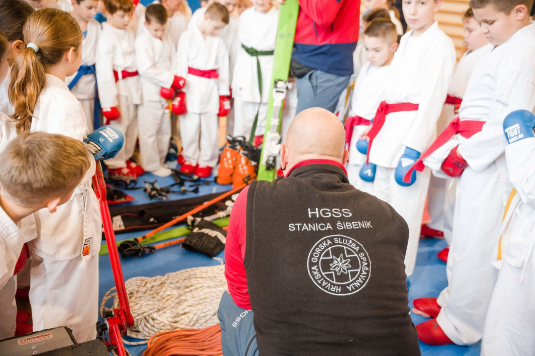 Mladi karataši otvorili novu sezonu Lige klubova uz edukativnu prezentaciju šibesnkih HGSS-ovaca