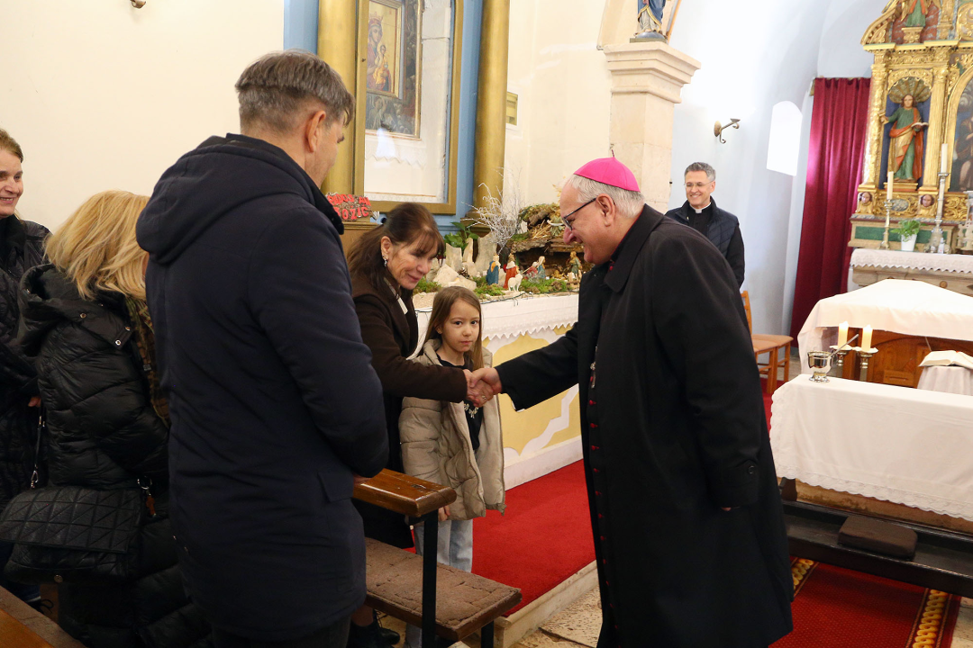 Šibenski biskup Tomislav Rogić u sklopu pastirskog pohoda posjetio župe Jadrtovac i Vrpolje