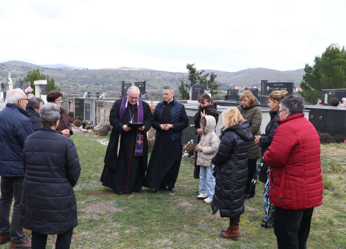 Fotografija 16 - Šibenski biskup Tomislav Rogić u sklopu pastirskog pohoda posjetio župe Jadrtovac i Vrpolje
