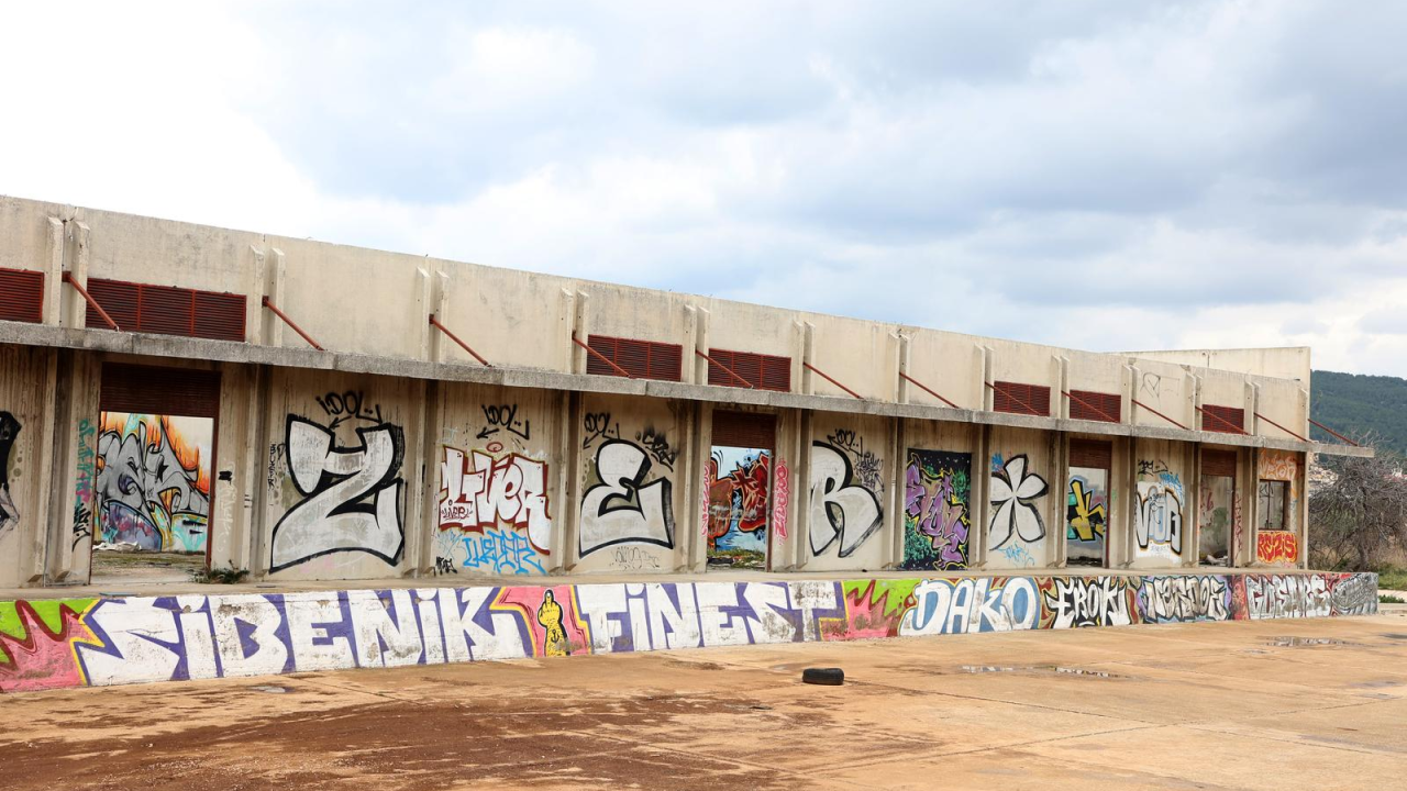 Dok čeka projekte i prenamjenu, Vojarna Bribirskih knezova pravi je mali 'Festival grafita'