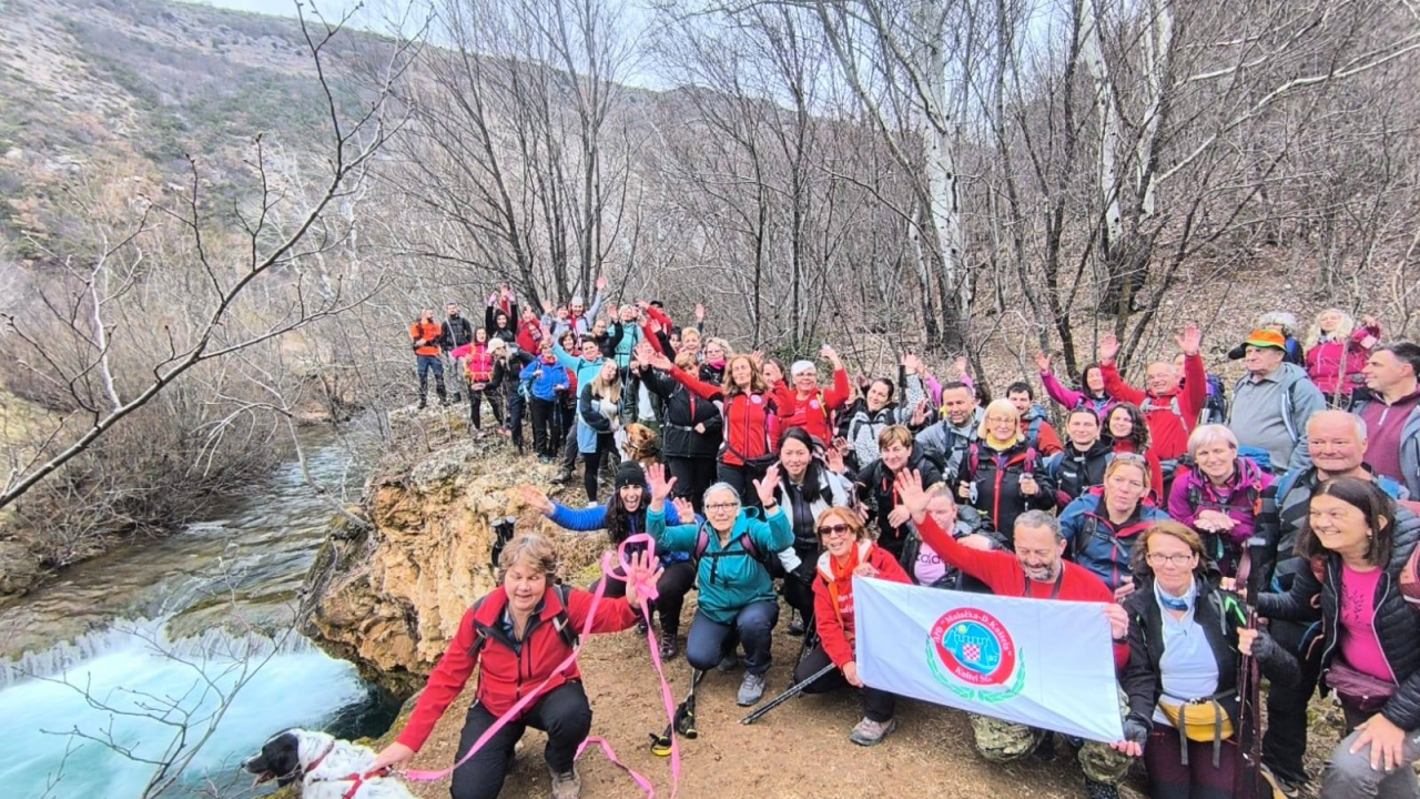 Planinari iz Kaštel Starog posjetili Knin i razveselili Kninske njuškice