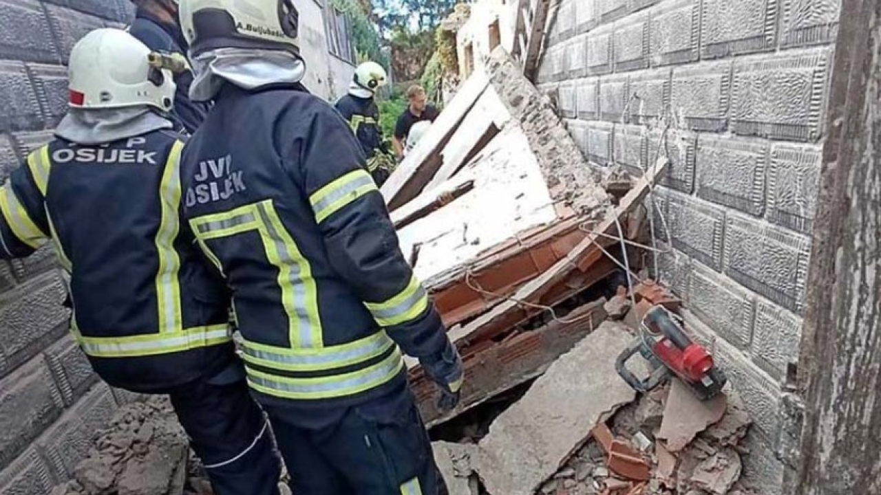Užas u Slavoniji: Radnike prignječio zid, izvlačili ih vatrogasci