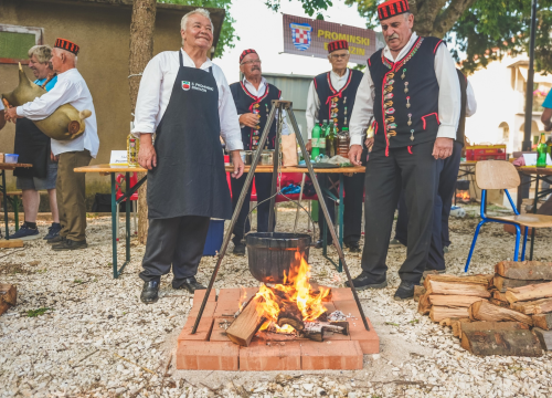 Po starinski, nad vatrom: Sutra će se na 'Prominskom bronzinu' širiti miris 'vare'