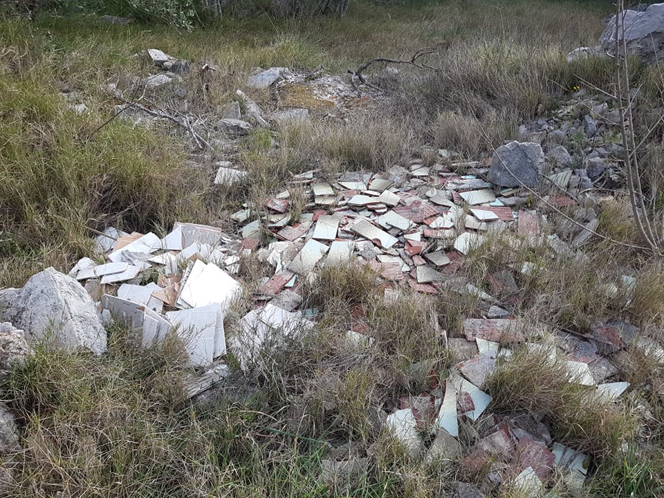 Manje cvijeća, previše smeća, pogotovo građevinskog otpada: Sve to krasi put prema šetnici u kanalu!