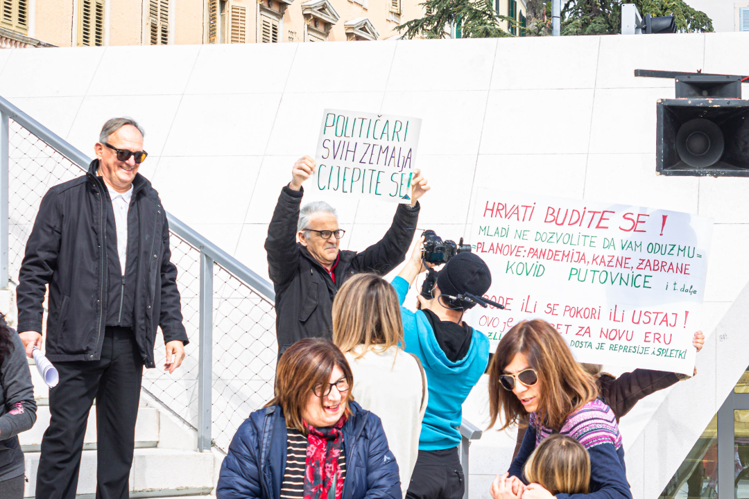Nekoliko stotina ljudi na prosvjedu u Šibeniku: 'Skinite maske, došlo je vrime!'