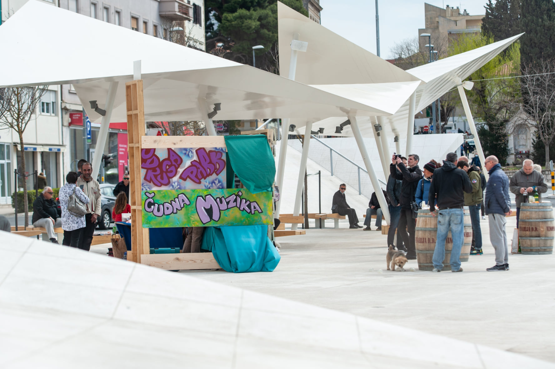 Na Poljani ste danas mogli saznati kako napreduje gradnja kuće za obitelj s Banije, uz to se i okrijepiti, a i zaplesati    