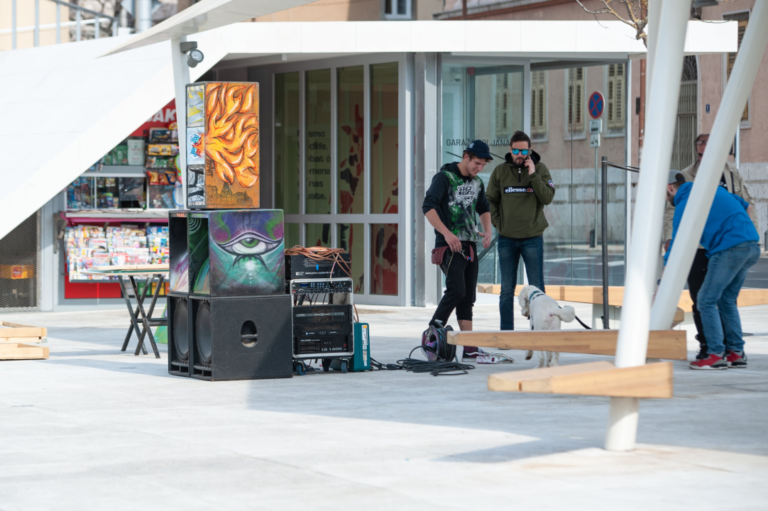Na Poljani ste danas mogli saznati kako napreduje gradnja kuće za obitelj s Banije, uz to se i okrijepiti, a i zaplesati    