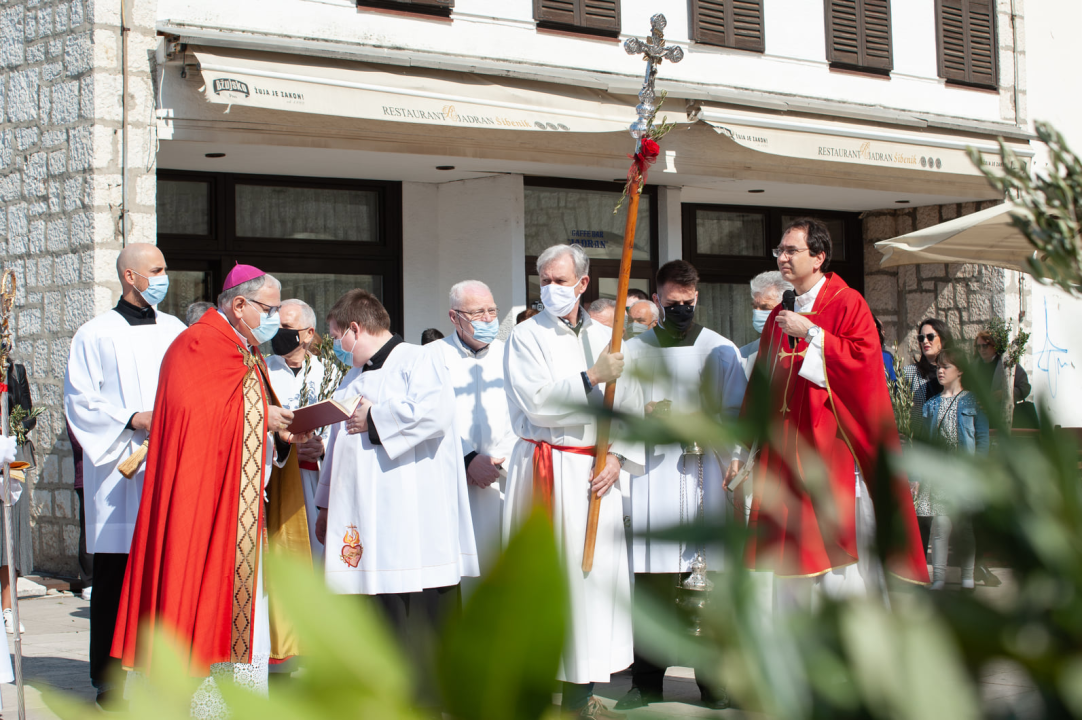Procesijom, misom i blagoslovom maslinovih grančica Šibenčani proslavili Cvjetnicu   