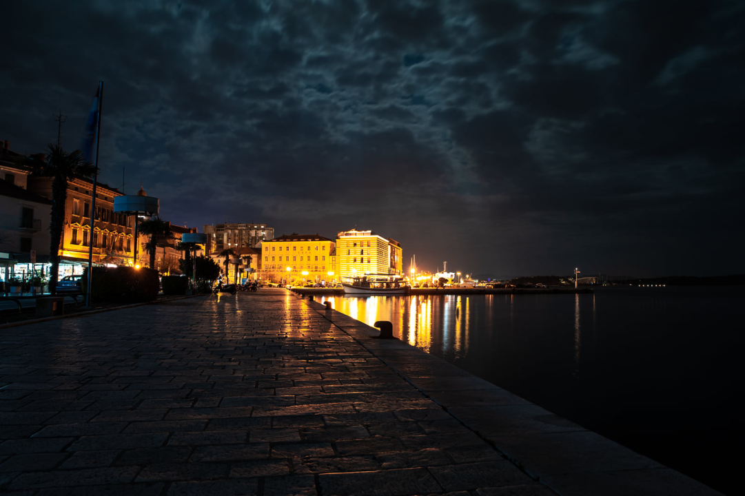 Šibenska riva sinoć je bila u mraku na sat vremena: Pogledajte kako je izgledala 