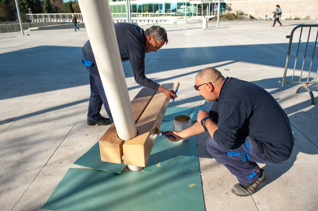 Prije nego sjednete, provjerite jesu li suhe: Klupice na Poljani dobile novi zaštitni premaz