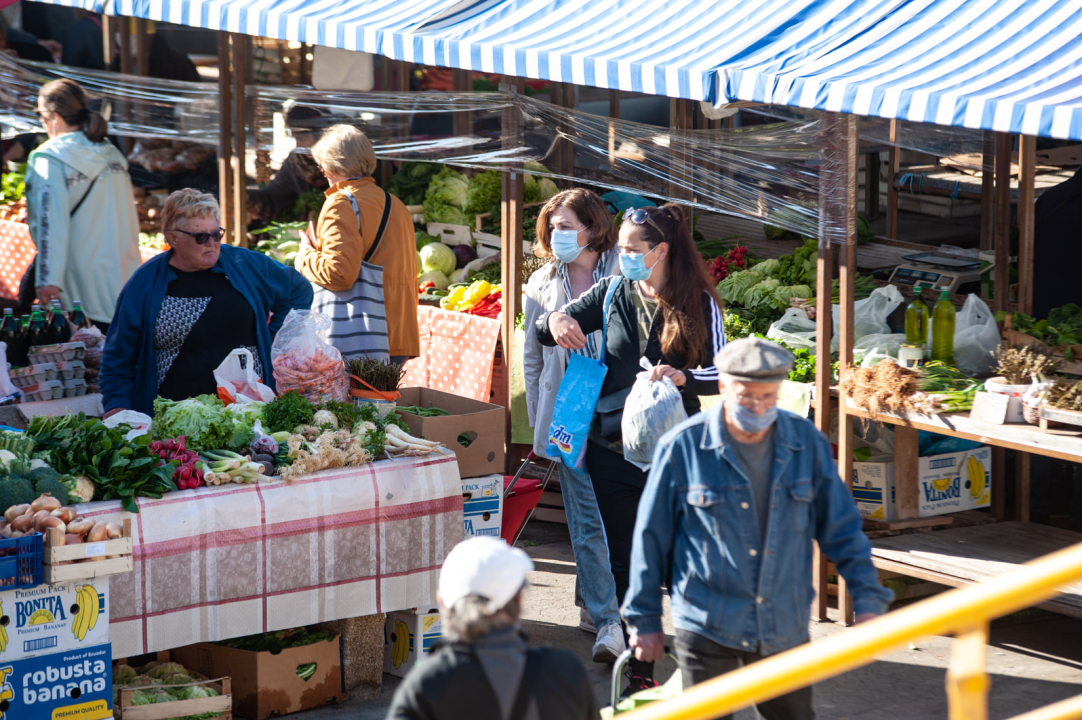 Šibenčani se više-manje pridržavaju novih mjera: U điru po pijaci kupovalo se i s maskom i bez maske