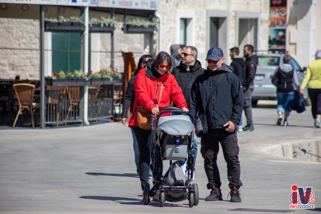 Uskrs u Vodicama: Lijepo vrijeme izmamilo ljude u đir po rivi i druženje uz kavu