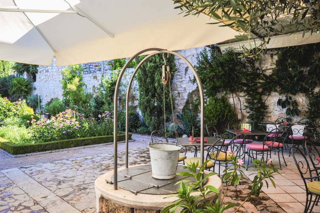 Uživajte u odličnoj kavi u idiličnom ambijentu Vrta sv. Lovre! 