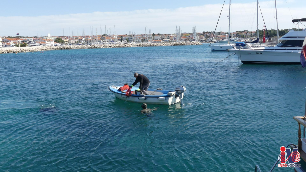 Ronioci iz tri županije iz mora kod vodičke rive izronili puna dva kontejnera smeća! 