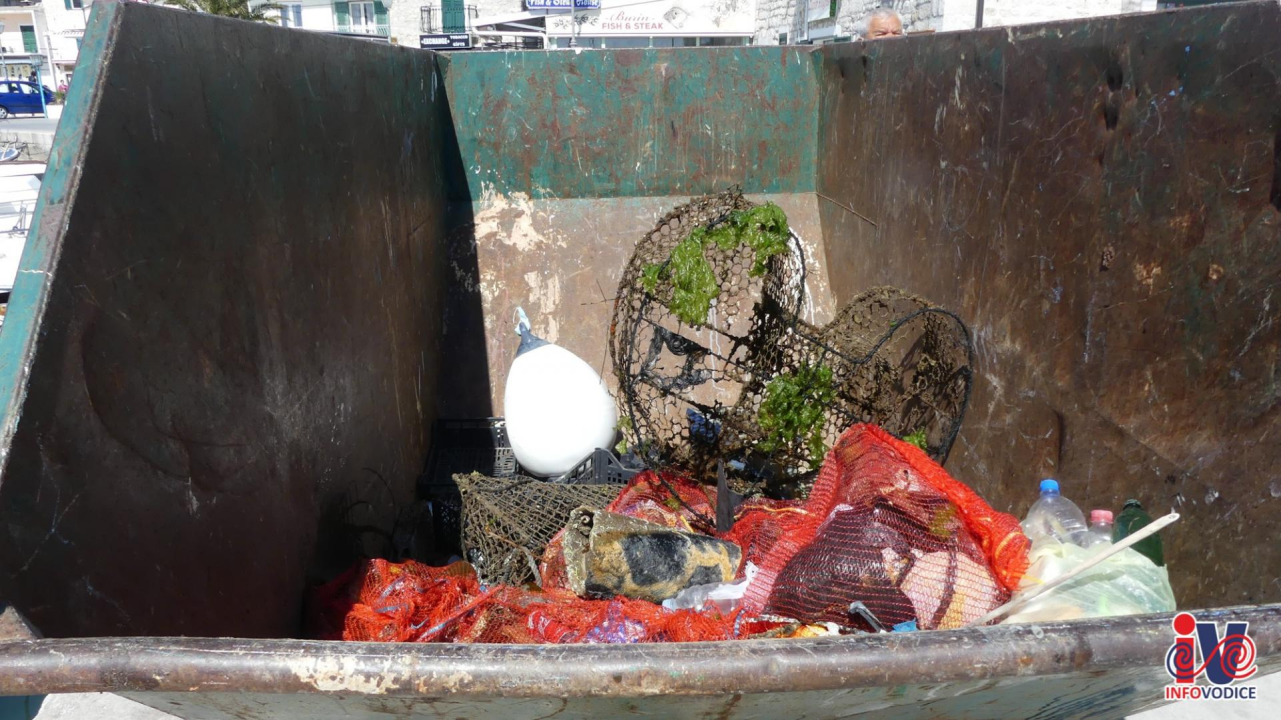 Ronioci iz tri županije iz mora kod vodičke rive izronili puna dva kontejnera smeća! 