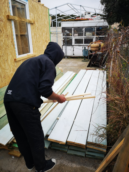 Montažna kućica iz Šibenika putuje za Mali Gradac: Postat će dom za tročlanu obitelj kojoj je kuća stradala u potresu 