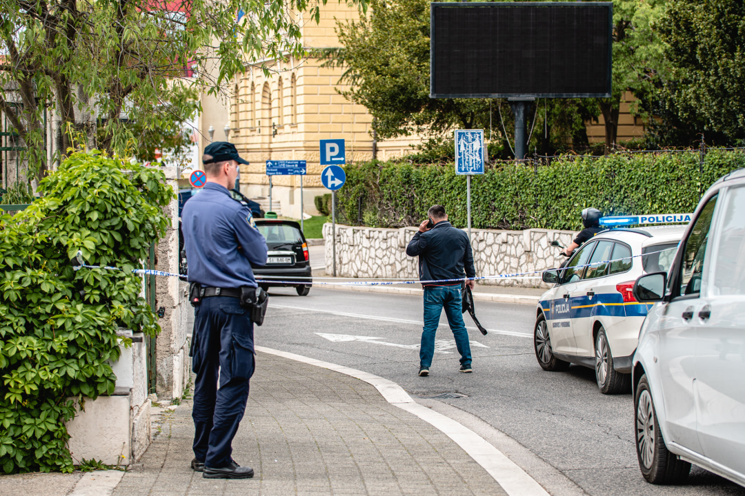Policija potvrdila da je naprava ostavljena na zidu kod središta SDP-a 'zvončić': Pirotehničari ga deaktivirali bez posljedica