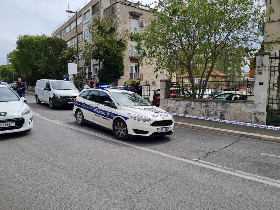 Policija potvrdila da je naprava ostavljena na zidu kod središta SDP-a 'zvončić': Pirotehničari ga deaktivirali bez posljedica