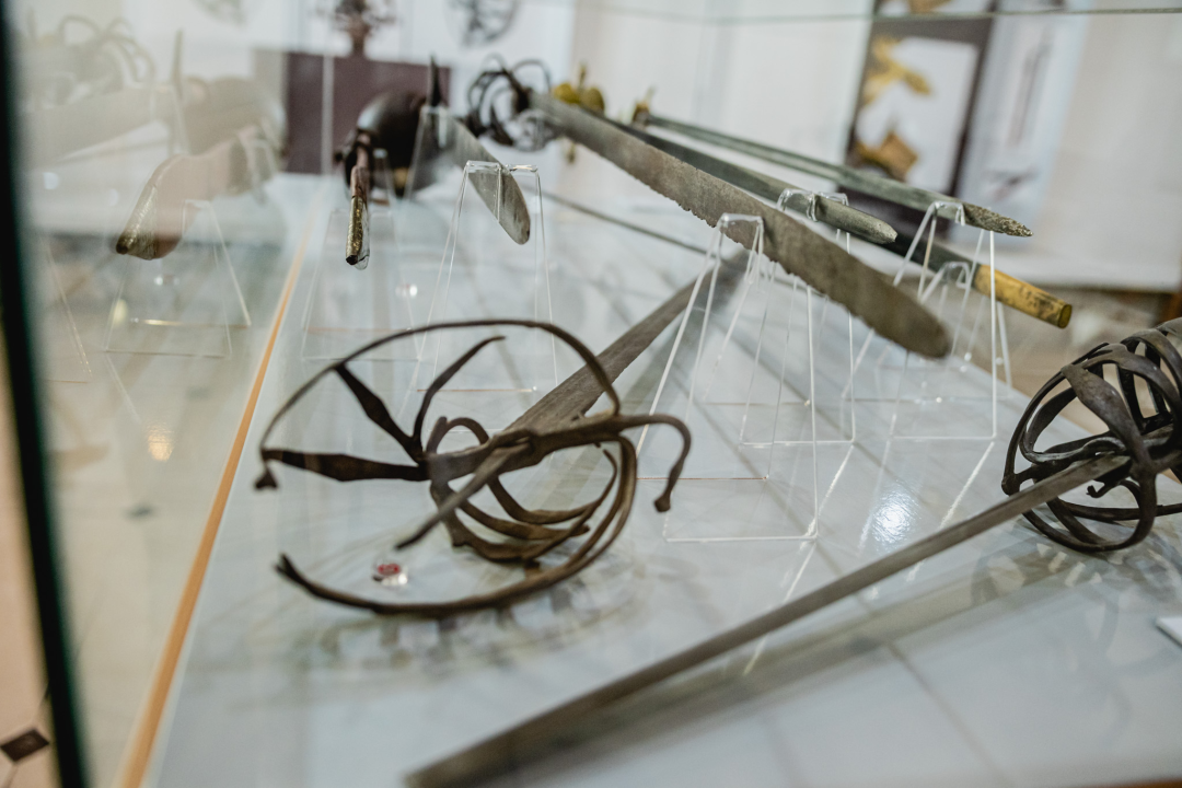 Dalmatinska raskošna sablja, sudanska kaskara, revolveri, jatagani...U Muzeju pogledajte odličnu izložbu oružja