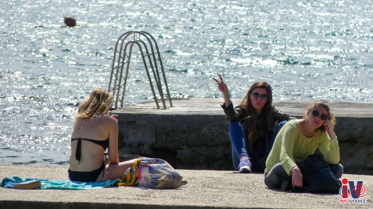 Nedjeljni đir po Vodicama: Otvorena sezona kupaćih kostima, počelo hvatanje boje za ljeto
