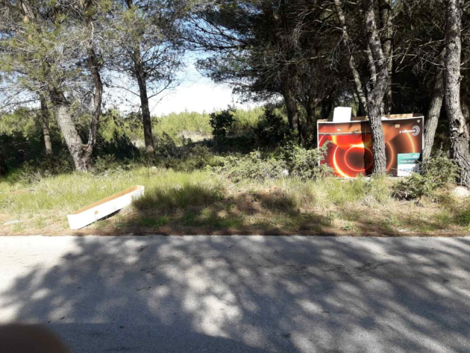 Neodgovorni pojedinci i dalje po svome: Nove hrpe smeća uz cestu od Vrpolja prema Danilu  