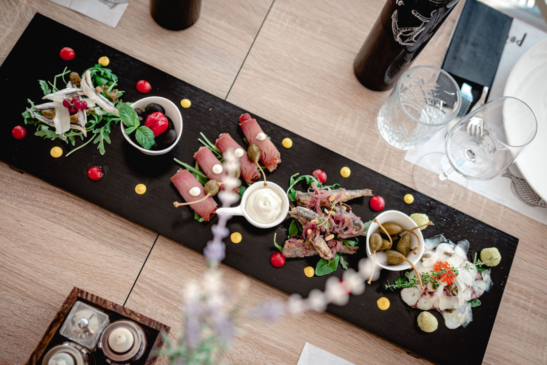 Priuštite si prekrasne trenutke na prozračnoj terasi Pomalo Bistro &amp; Bara u Žaboriću! 