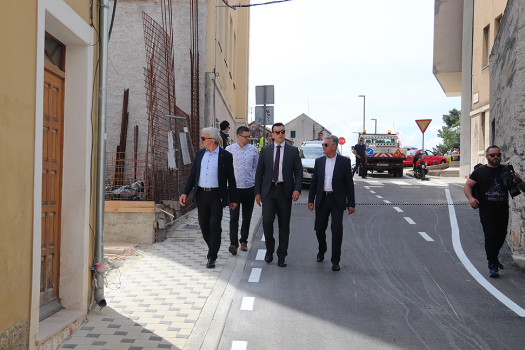 Kilometar i pol nove kanalizacijske i vodovodne mreže, 310 novih priključaka, novi asfalt i nogostupi