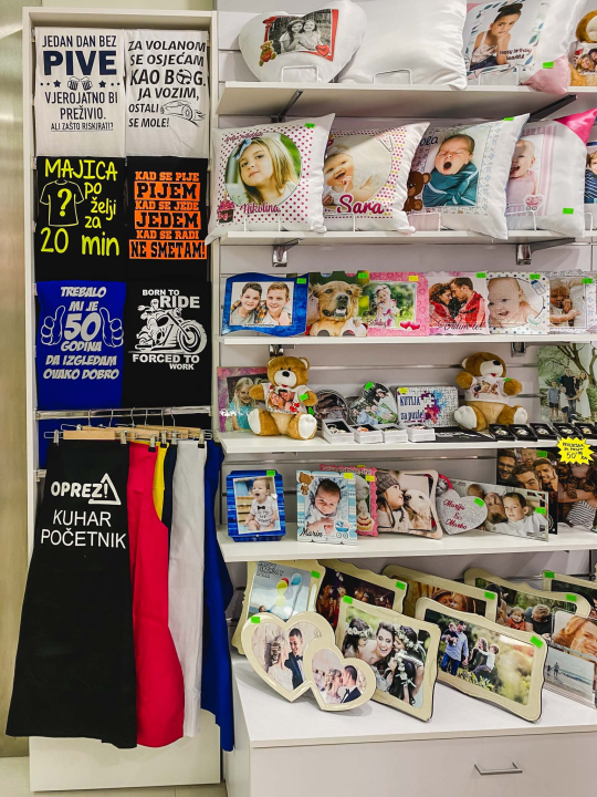 Iznenadite svoje bližnje personaliziranim poklonima i dekoracijama iz Smile T-shirt &amp; party storea! 