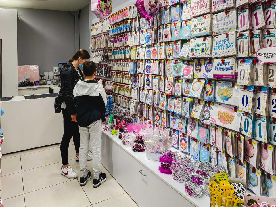 Iznenadite svoje bližnje personaliziranim poklonima i dekoracijama iz Smile T-shirt &amp; party storea! 