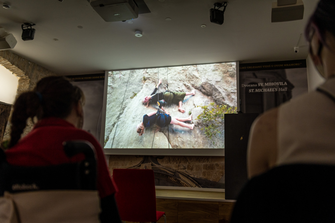 Održano prvo predavanje inkluzivnog vertikalnog plesa u sklopu platforme 'Tamna strana mjeseca'