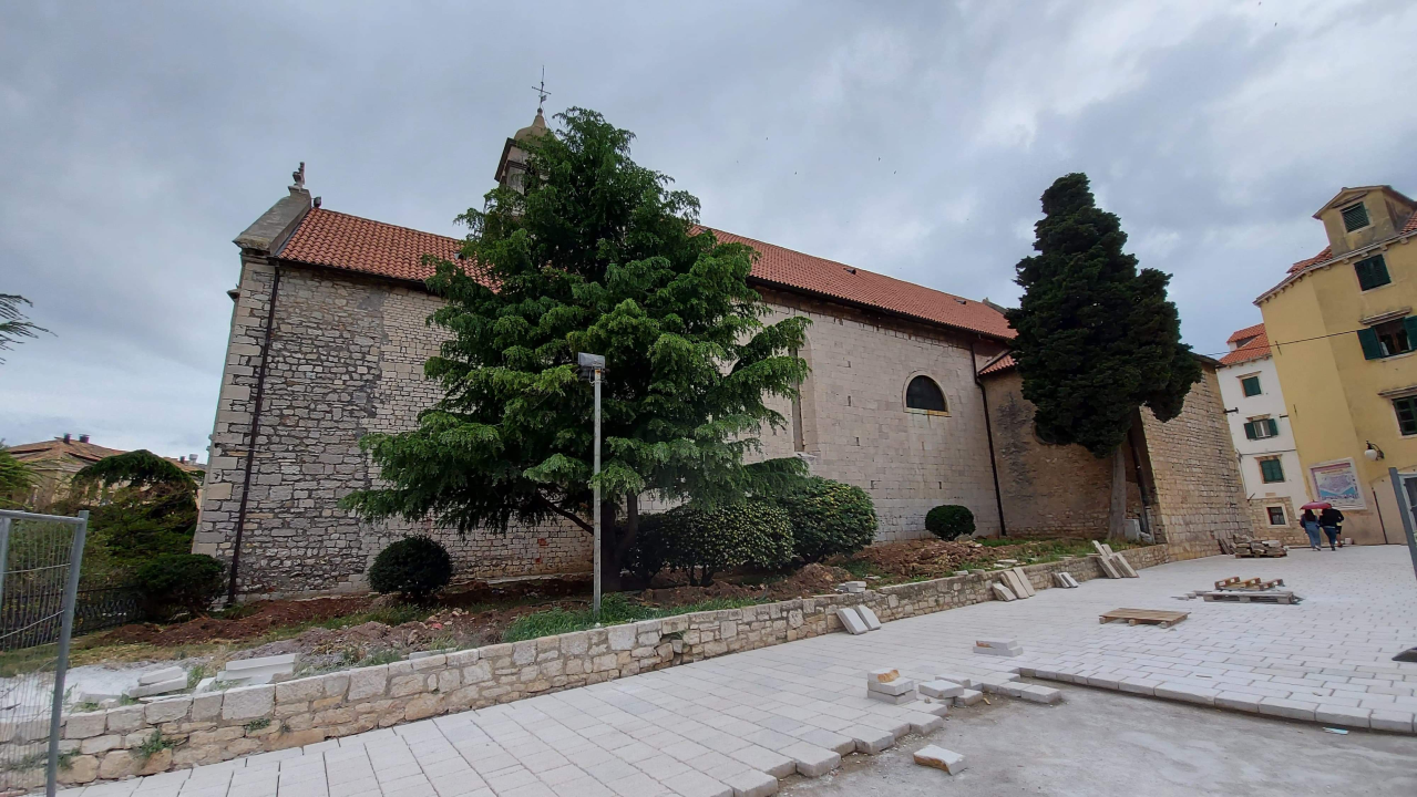 Među ljudskim kostima kod sv. Frane građani šetaju pse: Bager ih prekopao i razbacao po travi