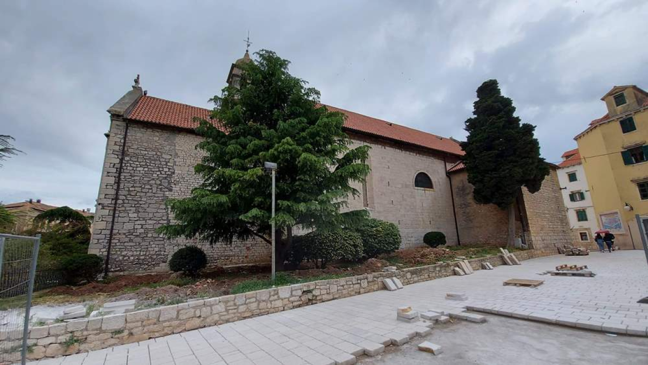 Kosti pronađene na travnjaku kod sv. Frane samo će opet zatrpati: 'Pronađene su na svega 30 centimetara dubine'  