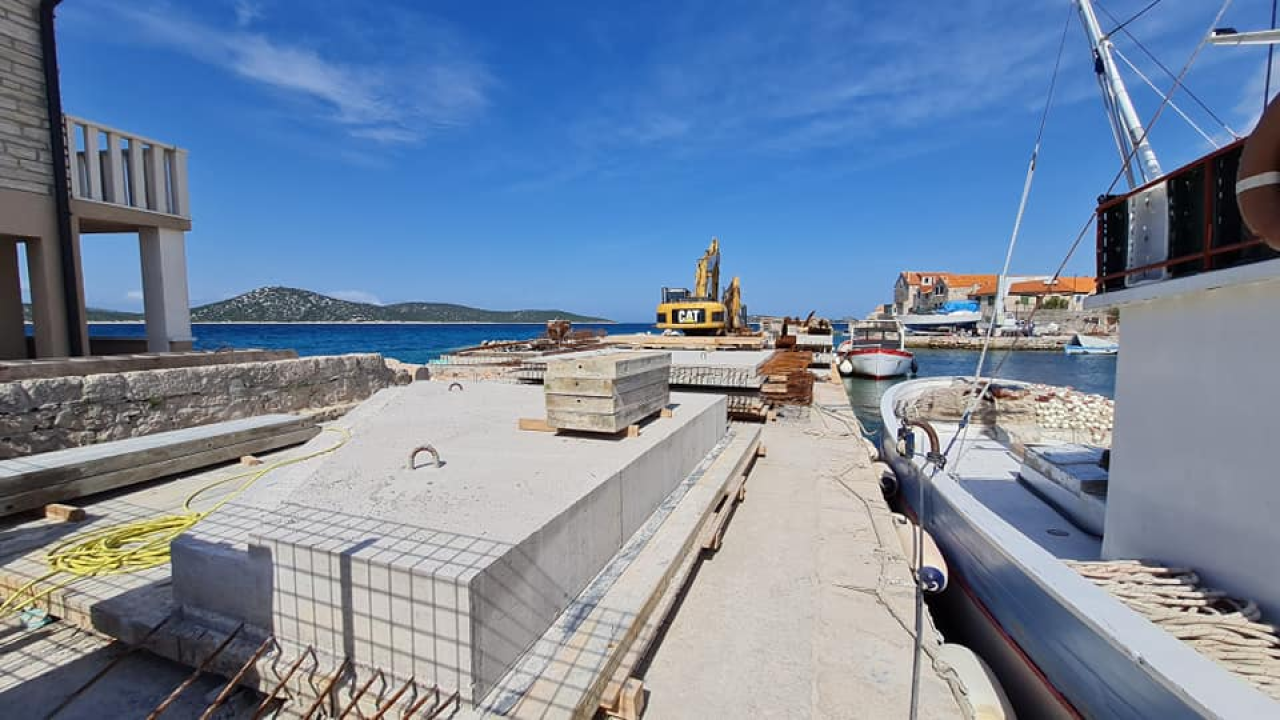 Više od pola godine traju radovi na novoj šepurinskoj rivi: Osim pada bagera u more, nije bilo većih problema