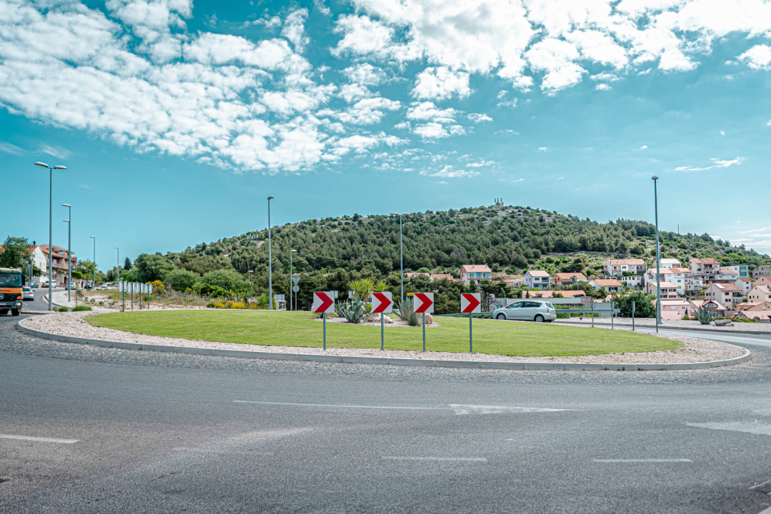Radne akcije Zelenog grada: Na ulazima u grad posađeno cvijeće i uređen okoliš  