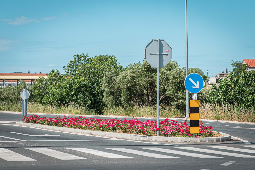 Radne akcije Zelenog grada: Na ulazima u grad posađeno cvijeće i uređen okoliš  