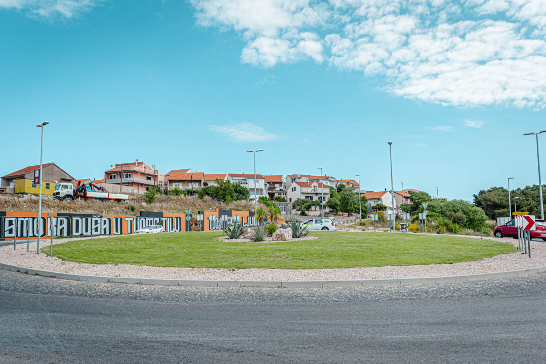 Radne akcije Zelenog grada: Na ulazima u grad posađeno cvijeće i uređen okoliš  