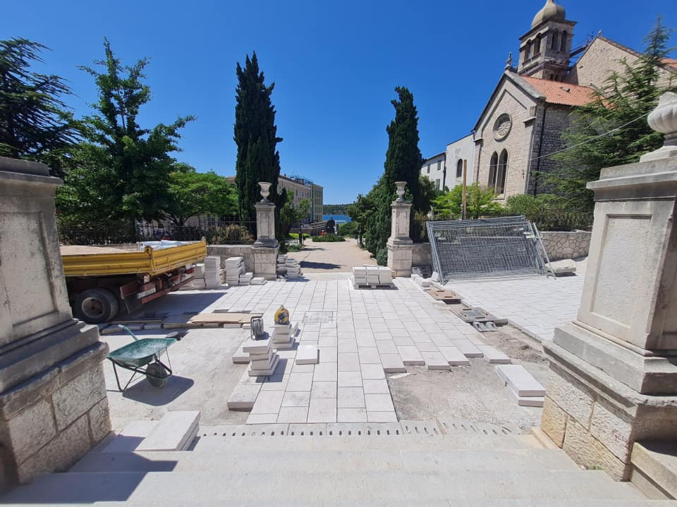 Radovi kod parka i sv. Frane primiču se kraju: Postavljene nove kamene ploče, ostalo je još malo posla