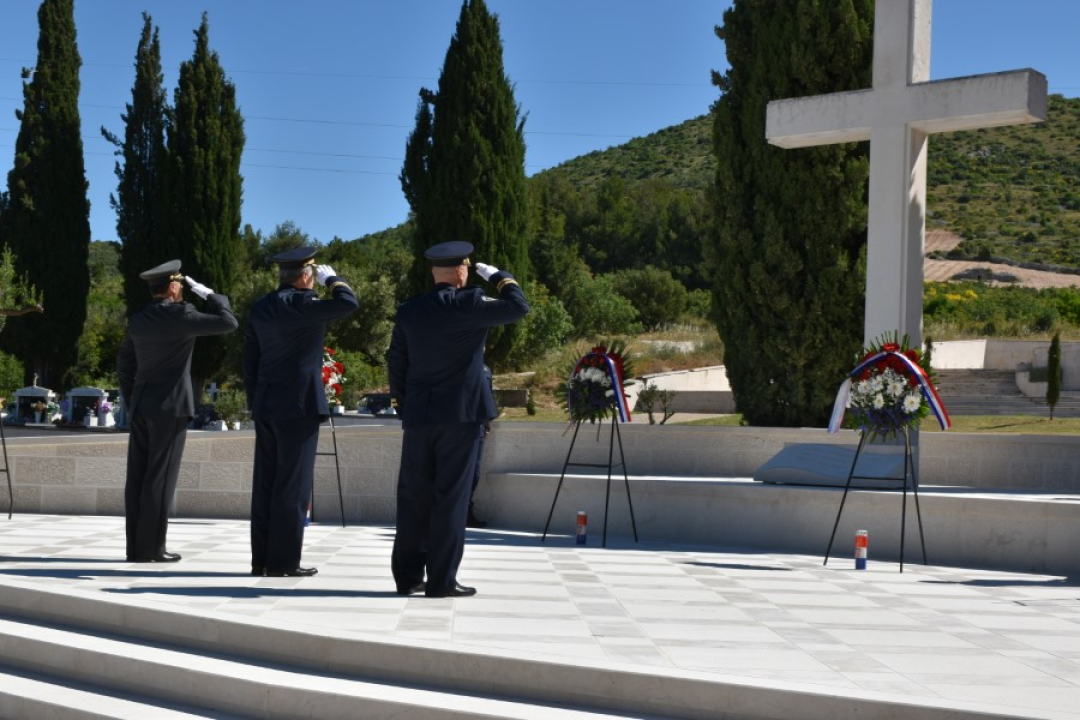 Uoči Dana državnosti na Kvanju položeni vijenci i svijeće za poginule branitelje 