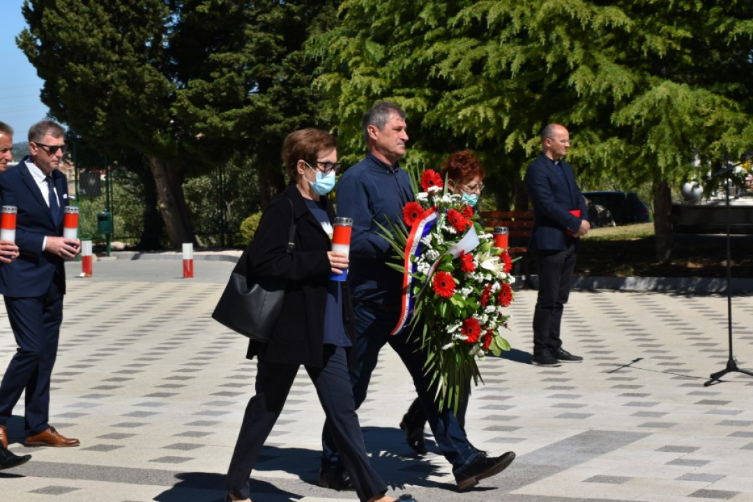 Uoči Dana državnosti na Kvanju položeni vijenci i svijeće za poginule branitelje 