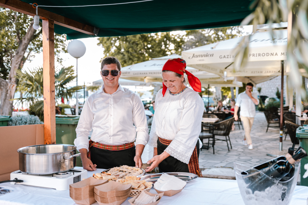 Romansa pidoće i Debita napunila rivu: Jele su se pohane, u toću, na lati, rižot, dimljene...