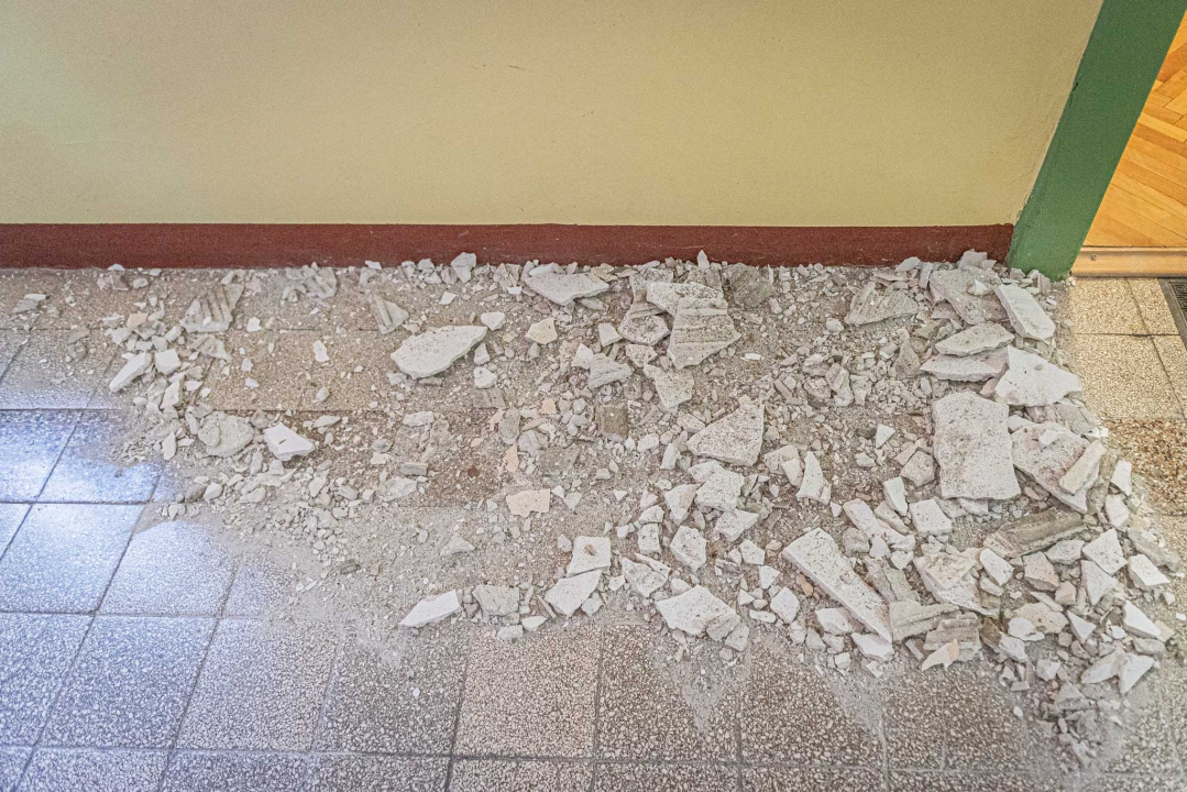 U školi u Vrpolju se urušio strop, u učionicama popucali zidovi: 'Zgrada je stara preko 80 godina, ovo je nažalost bilo očekivano' 