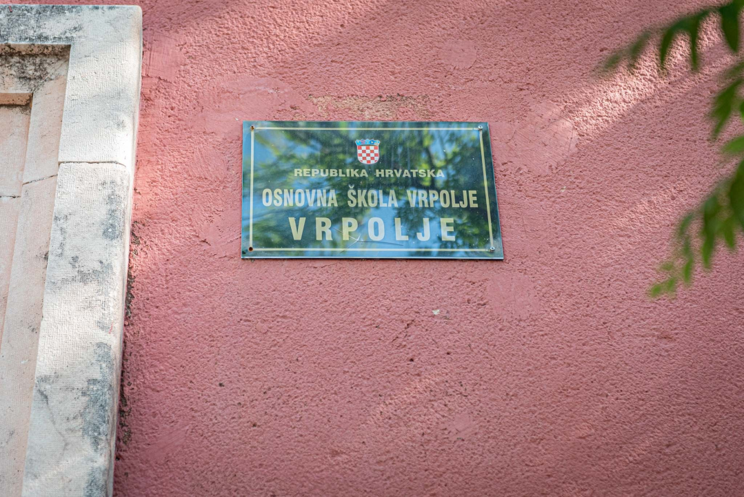 U školi u Vrpolju se urušio strop, u učionicama popucali zidovi: 'Zgrada je stara preko 80 godina, ovo je nažalost bilo očekivano' 