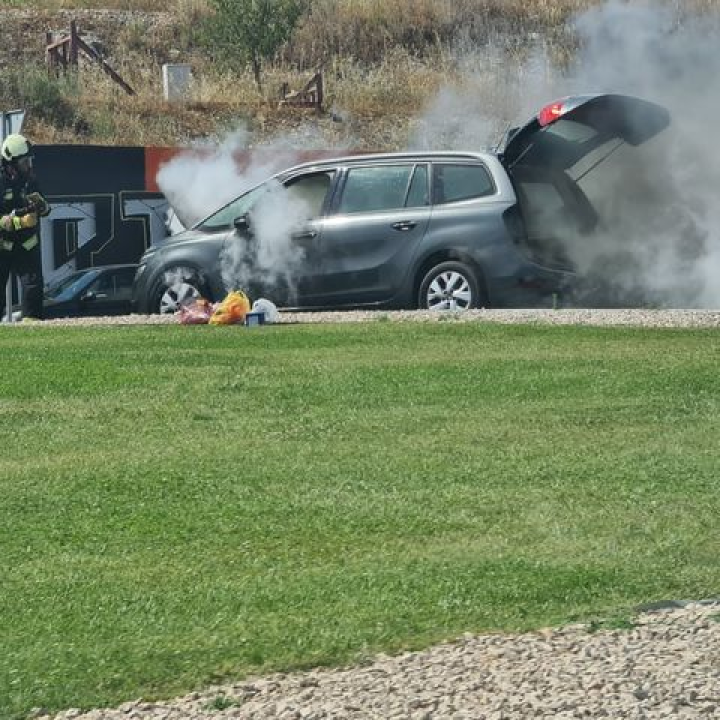 Zapalio se automobil u kružnom toku na Meterizama: 'Svi su izašli na vrijeme'