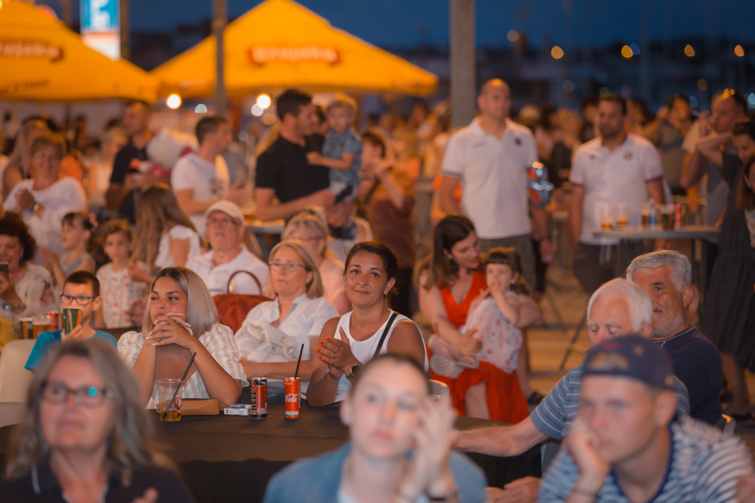 Počelo estradno ludilo u Vodicama: Pogledajte atmosferu prve večeri CMC festivala