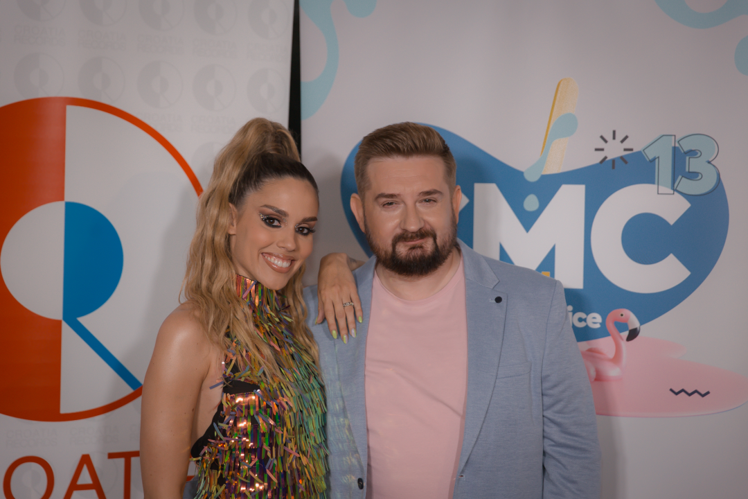 Počelo estradno ludilo u Vodicama: Pogledajte atmosferu prve večeri CMC festivala