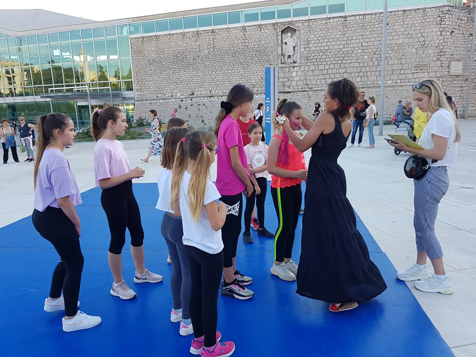 Cure i dečki iz Balansa rasplesali prolaznike na Poljani: 'Nadamo se povratku na staro i treninzima u dvorani'  