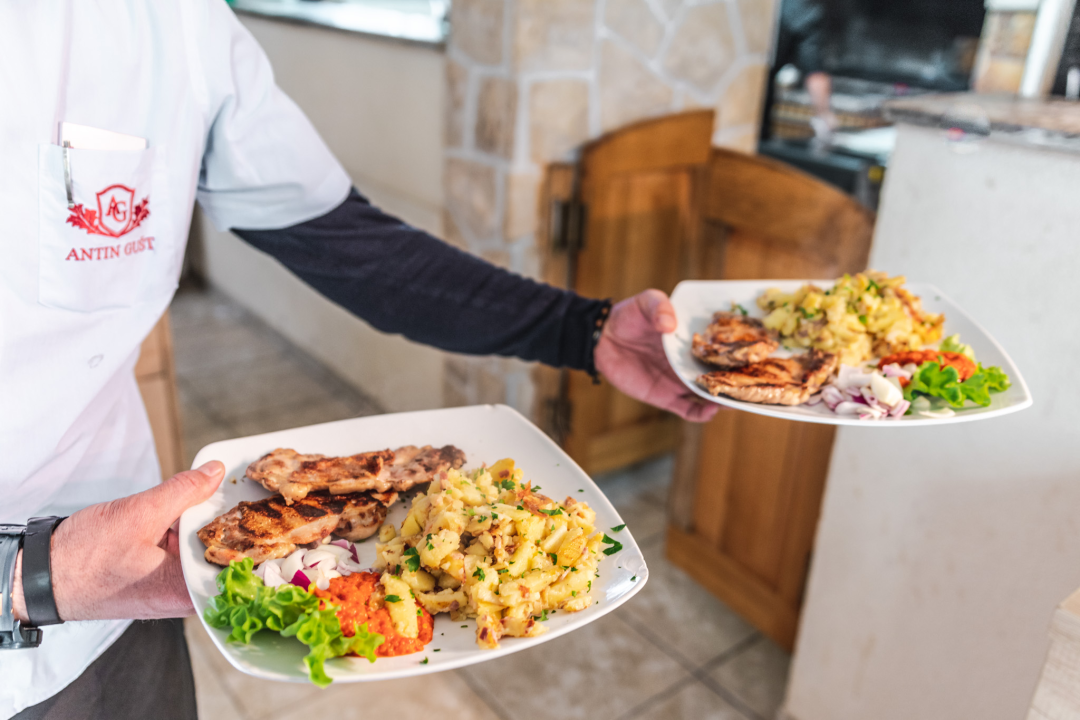 U Antinom guštu uživajte u vrhunskom roštilju uz produženo radno vrijeme! 