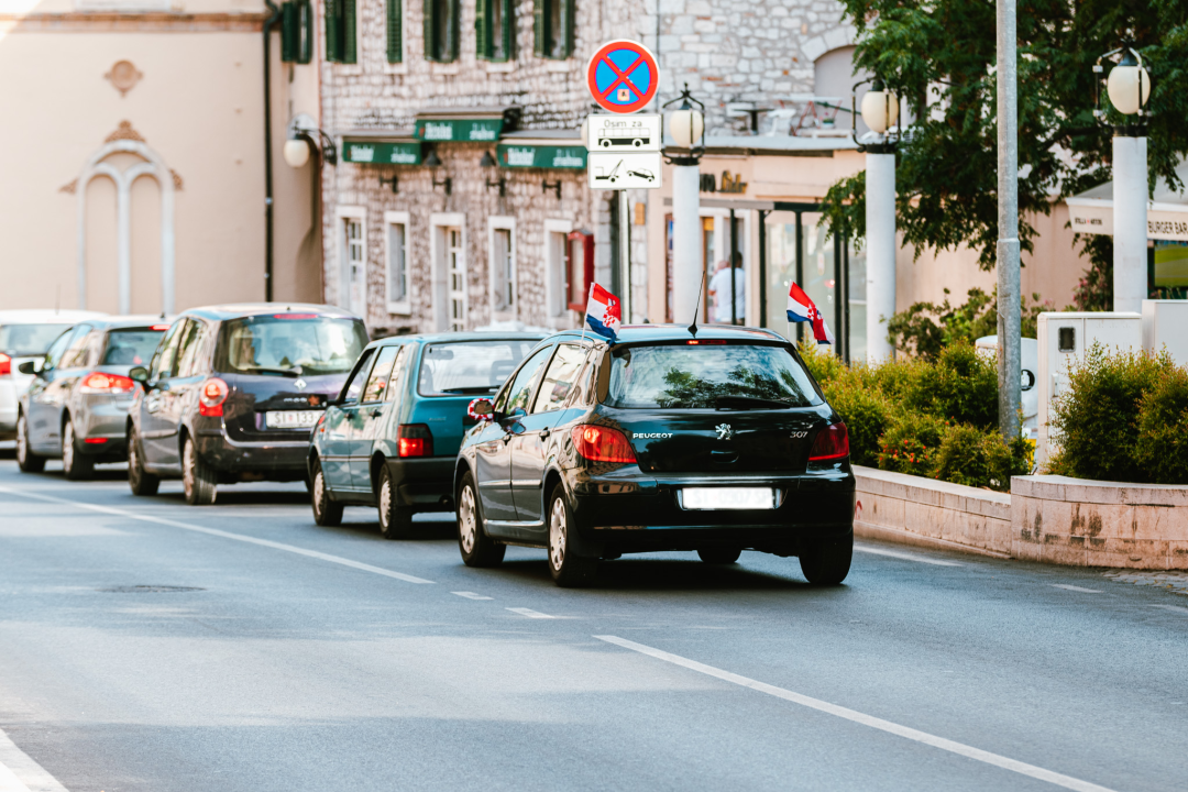 Navijačko ludilo baš i nije zavladalo Šibenikom, vidjeli smo više kvadratnih stolnjaka nego dresova!